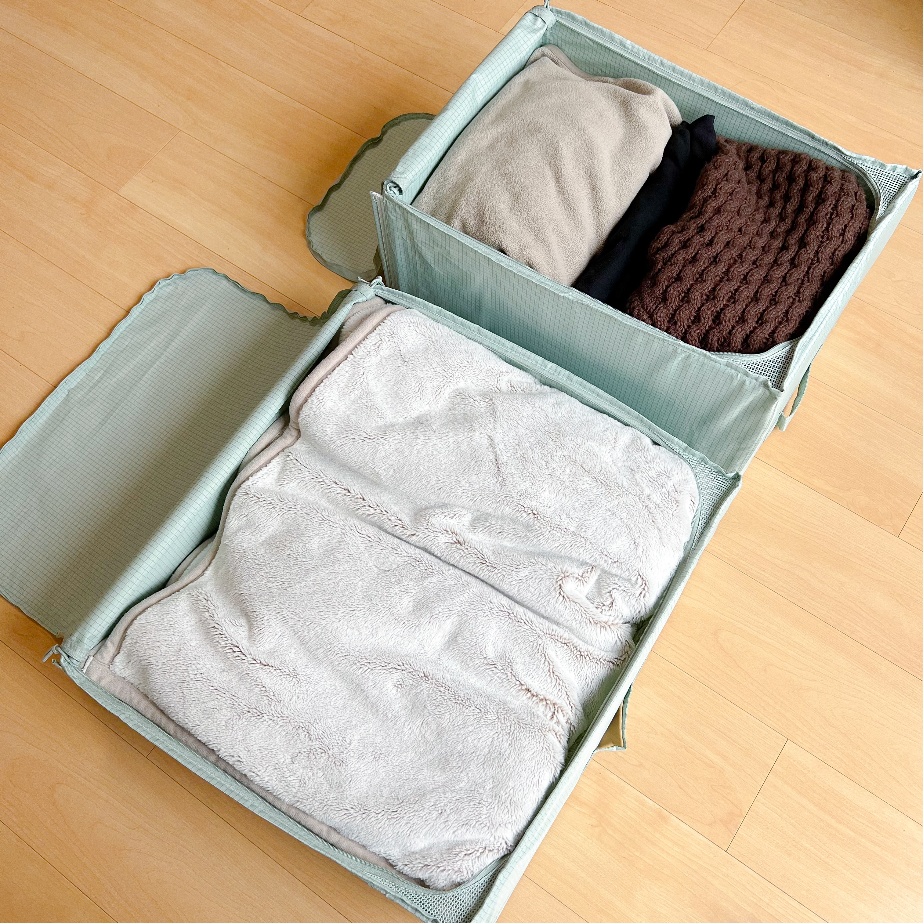 スーツケースに服とタオルが畳まれている。