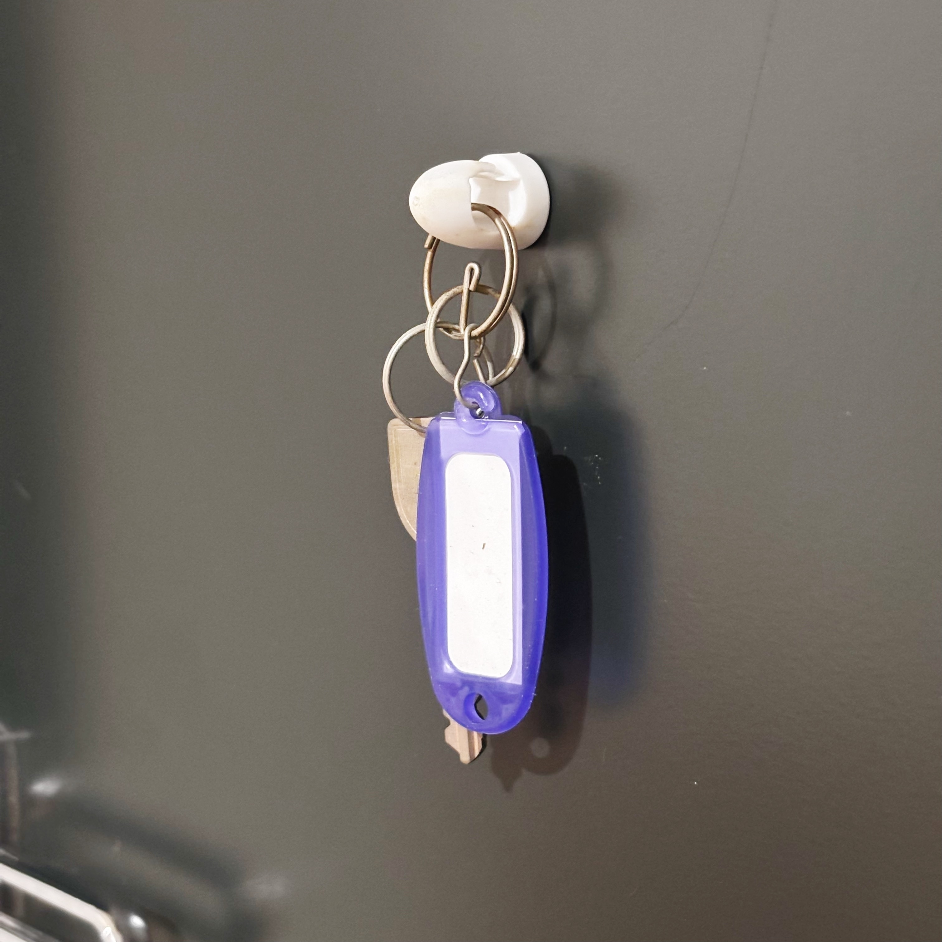 ダイソーのおすすめの便利グッズ「プラス 強力ミニマグネットフックS」