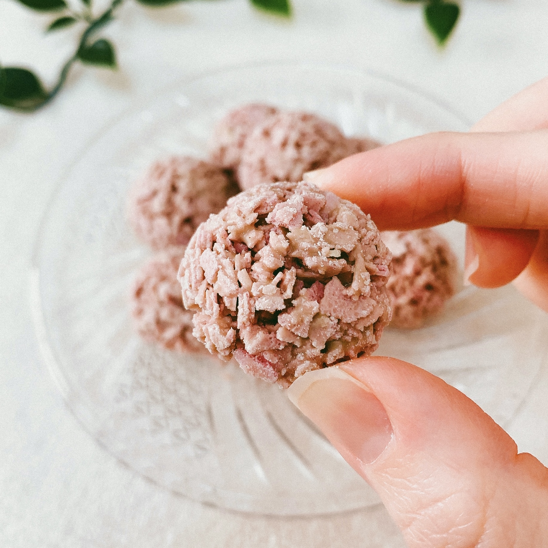 無印良品のおすすめのお菓子「桜のクランチチョコ」