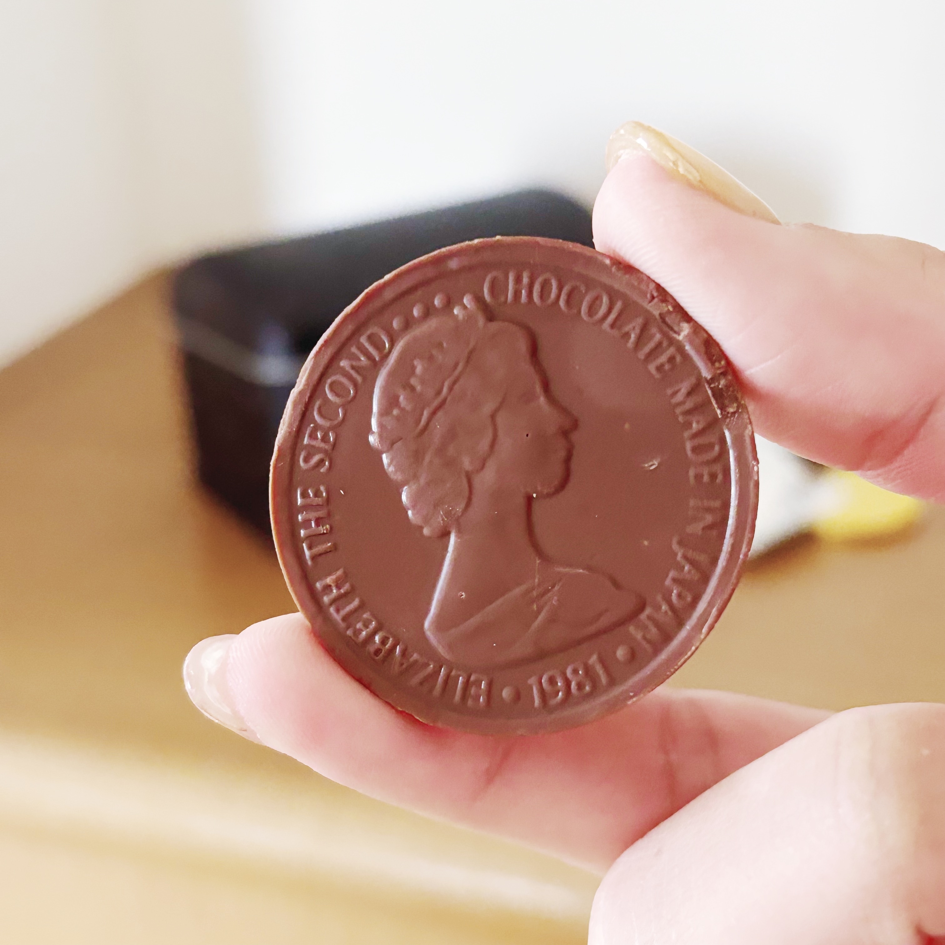 カルディのおすすめのお菓子「チョコクランチ宝箱缶」