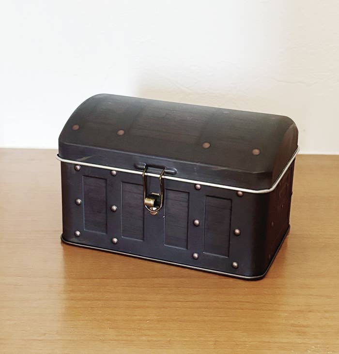 カルディのおすすめのお菓子「チョコクランチ宝箱缶」