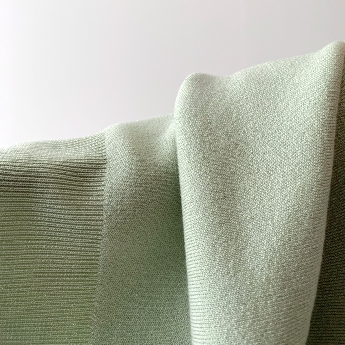 GU（ジーユー）のオススメのセーター「ボリュームスリーブVネックセーター（長袖）Z+E」