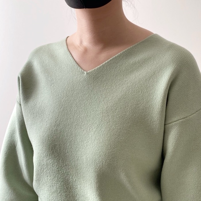 GU（ジーユー）のオススメのセーター「ボリュームスリーブVネックセーター（長袖）Z+E」