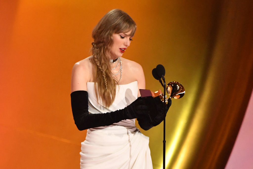 Closeup of Taylor accepting her Grammy