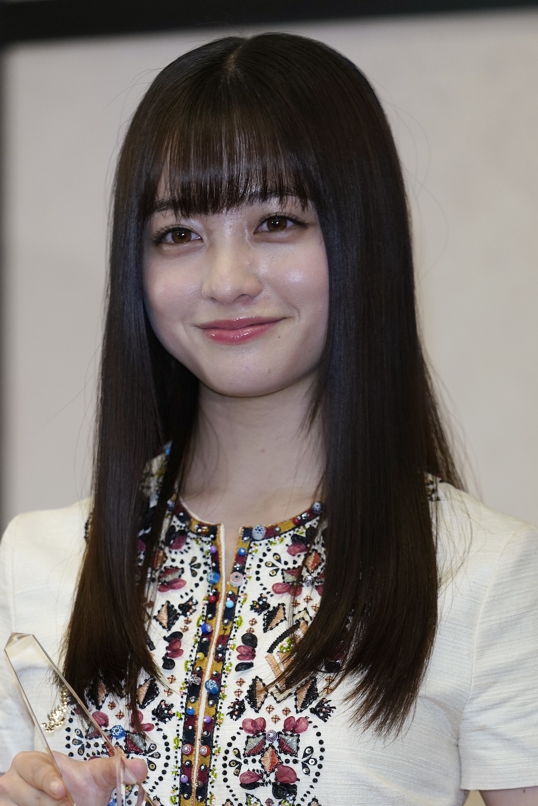 橋本環奈 顔ドアップ ギャップすご…！橋本環奈、ビールをあおる姿を公開→「惜しみなく変顔」「笑える」と大反響
