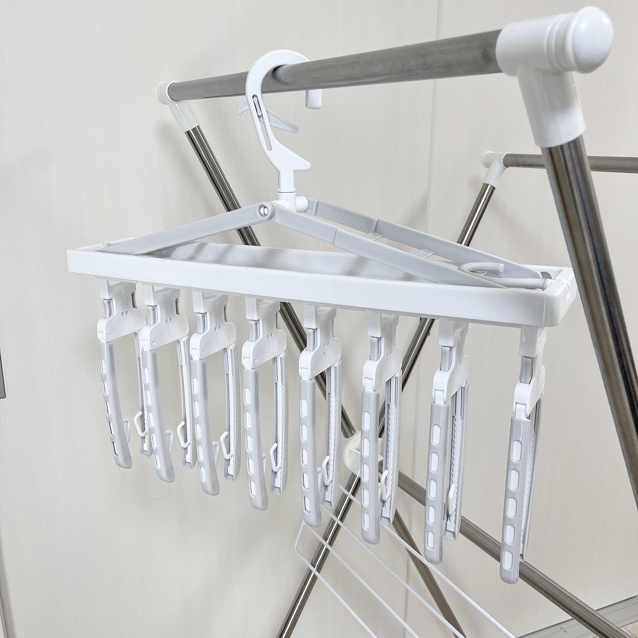 ニトリの便利グッズ「ワンタッチ取り込みスライドアーム8連ハンガー」