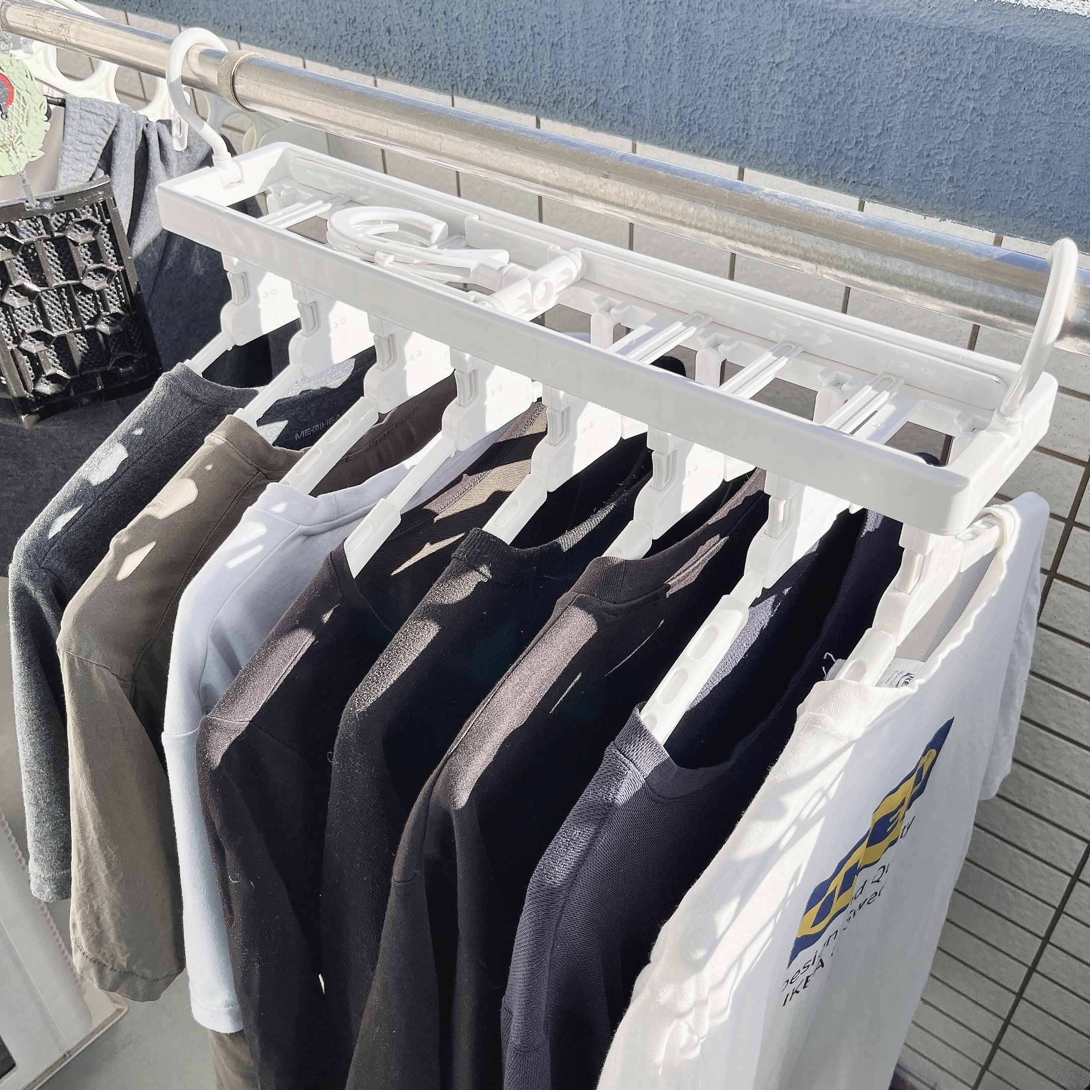 ニトリの便利グッズ「ワンタッチ取り込みスライドアーム8連ハンガー」