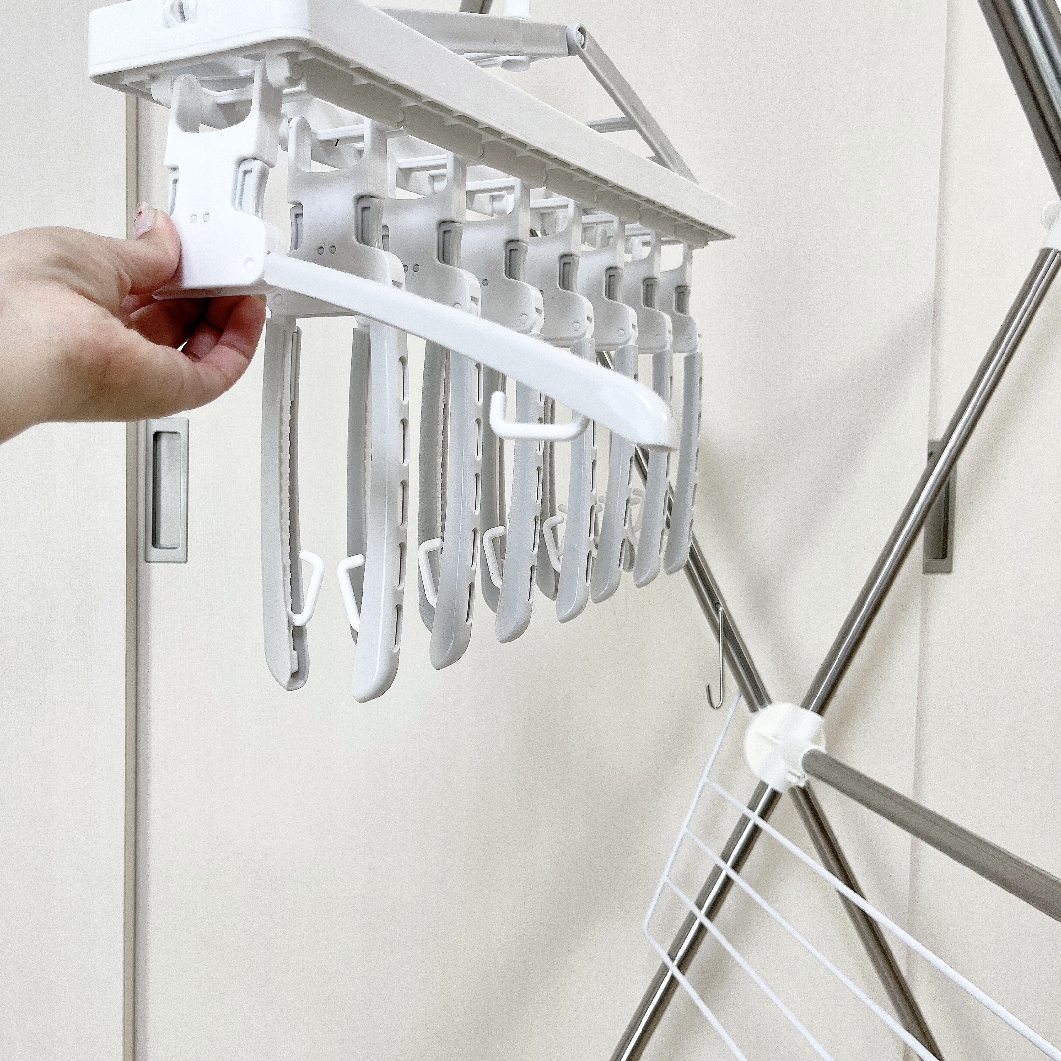 ニトリの便利グッズ「ワンタッチ取り込みスライドアーム8連ハンガー」