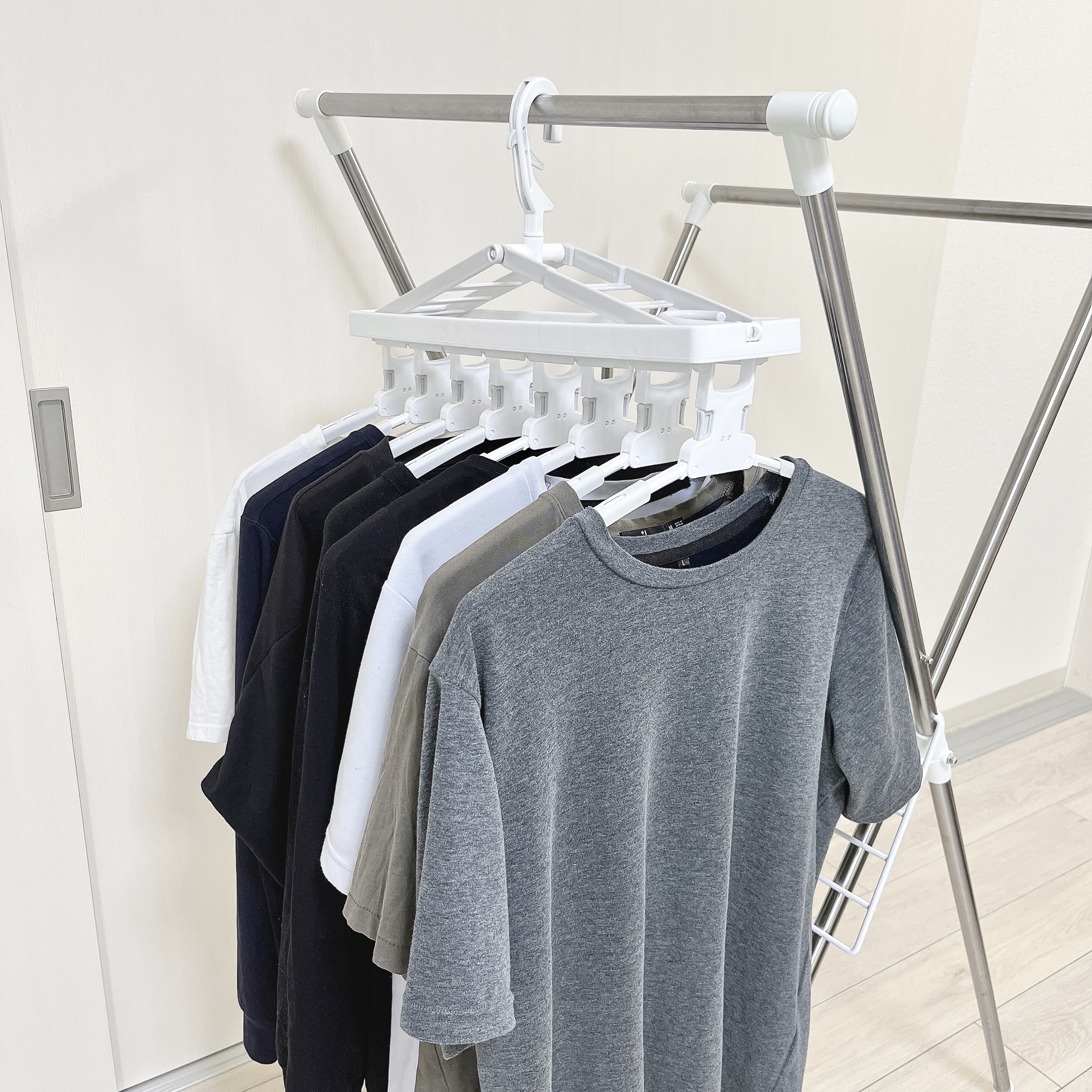 ニトリの便利グッズ「ワンタッチ取り込みスライドアーム8連ハンガー」