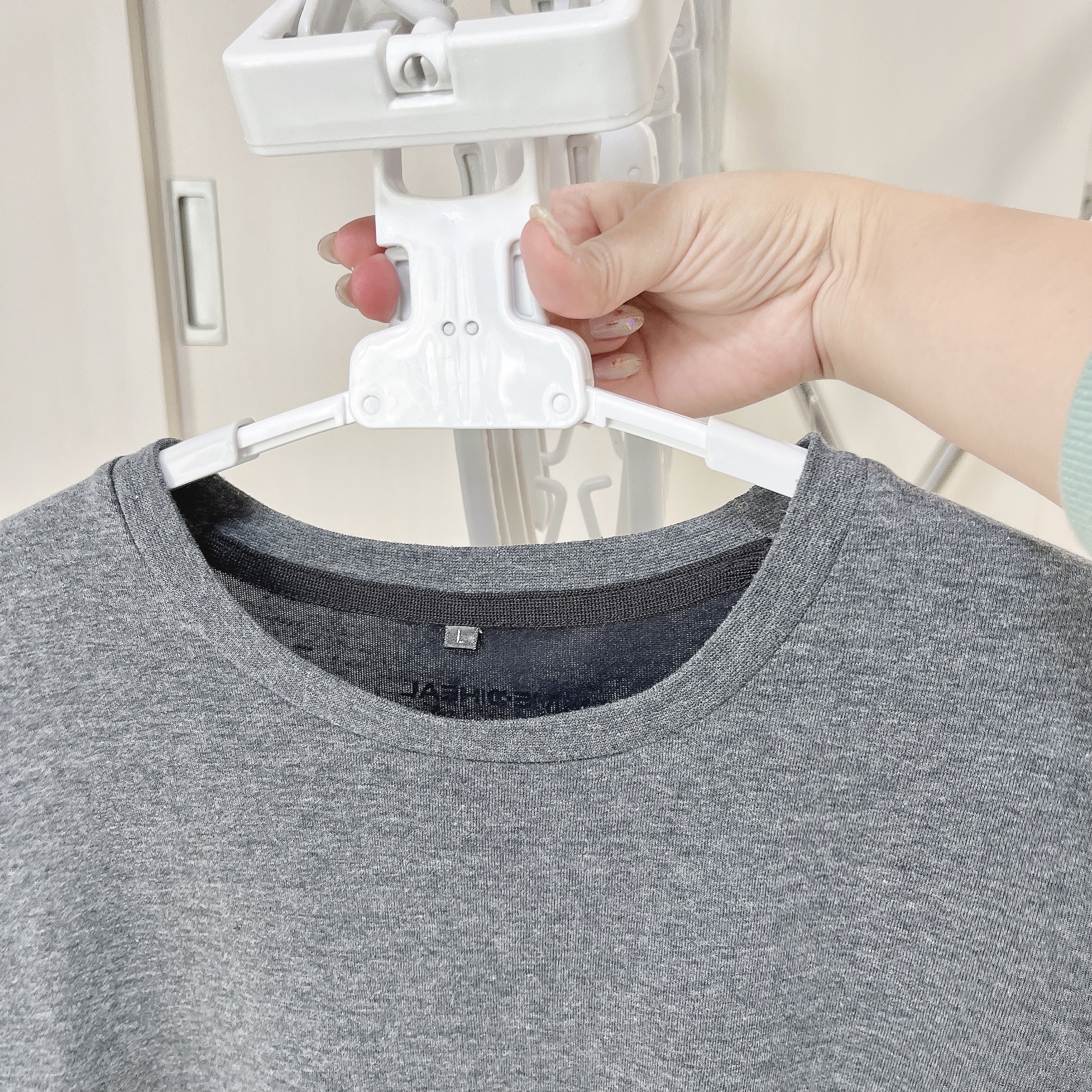 ニトリの便利グッズ「ワンタッチ取り込みスライドアーム8連ハンガー」