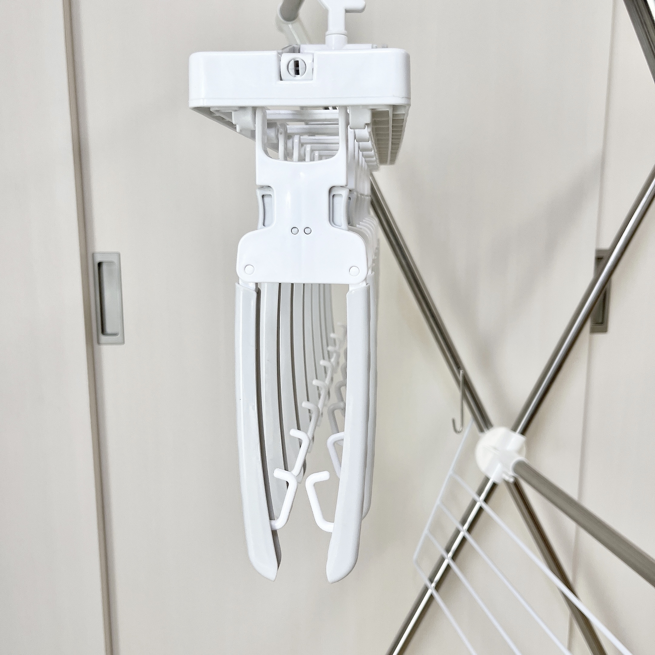 ニトリの便利グッズ「ワンタッチ取り込みスライドアーム8連ハンガー」