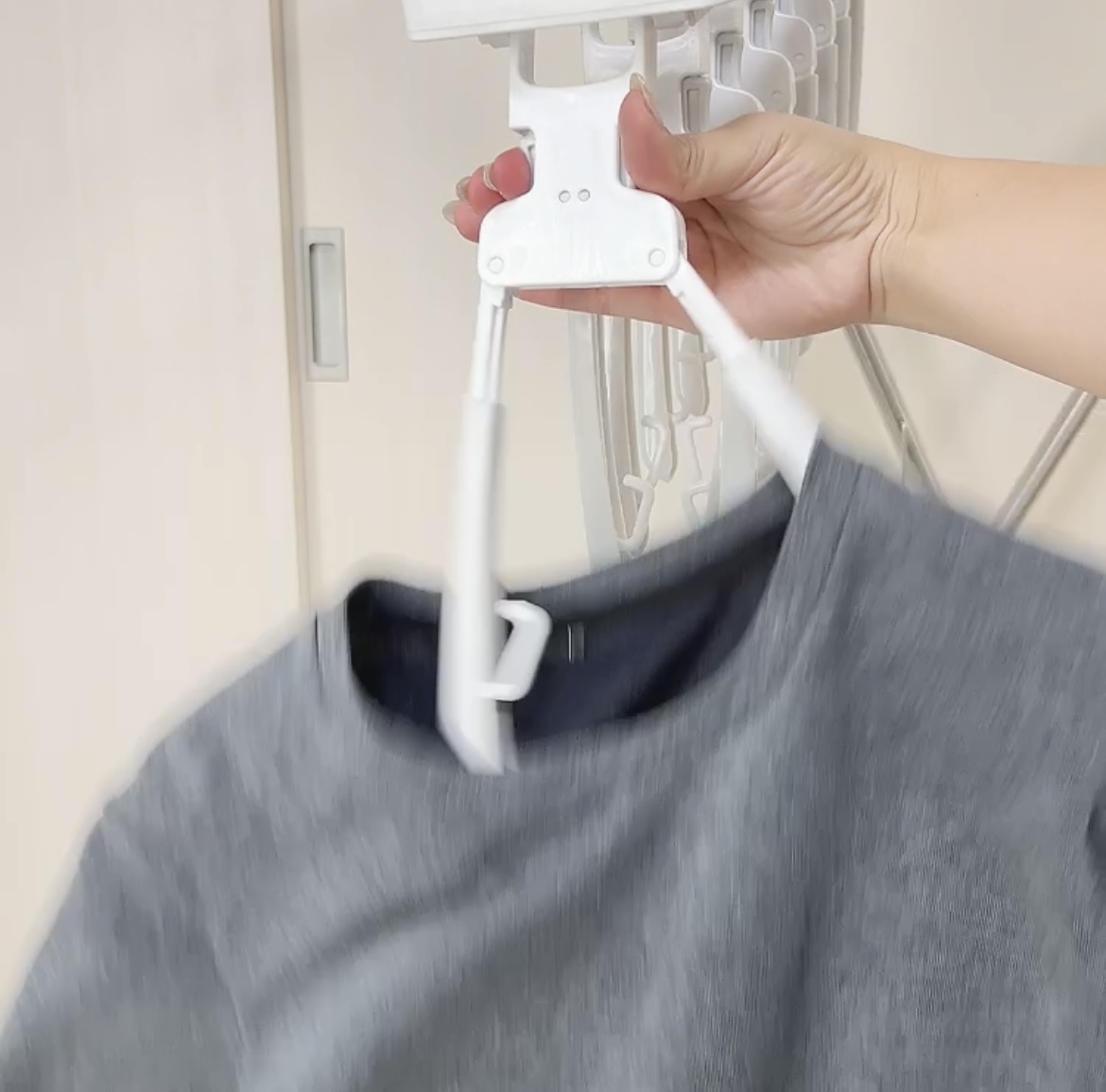 ニトリの便利グッズ「ワンタッチ取り込みスライドアーム8連ハンガー」