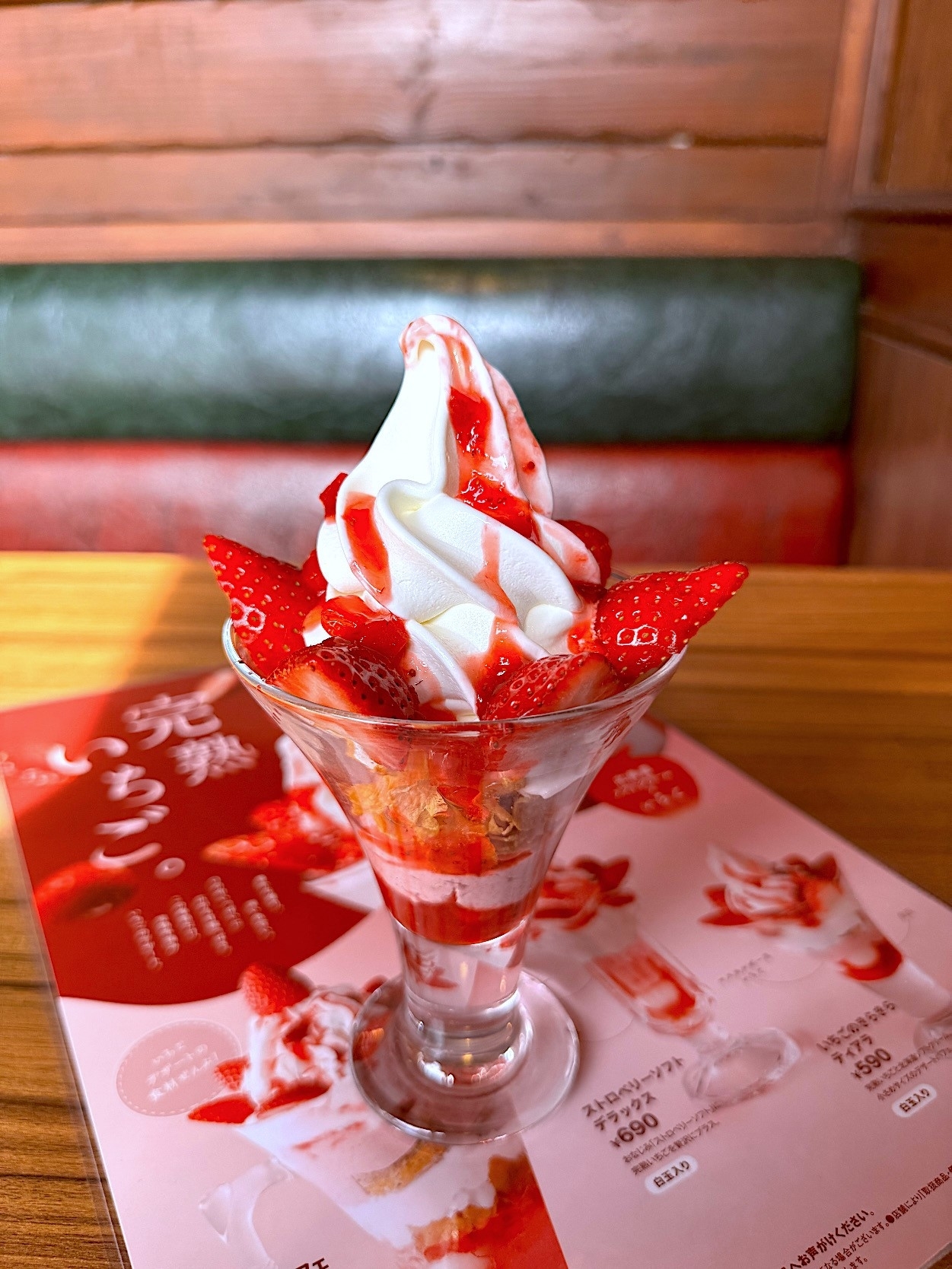動画・画像】びっくりドンキーの「いちごパフェ」は贅沢すぎる美味しさ