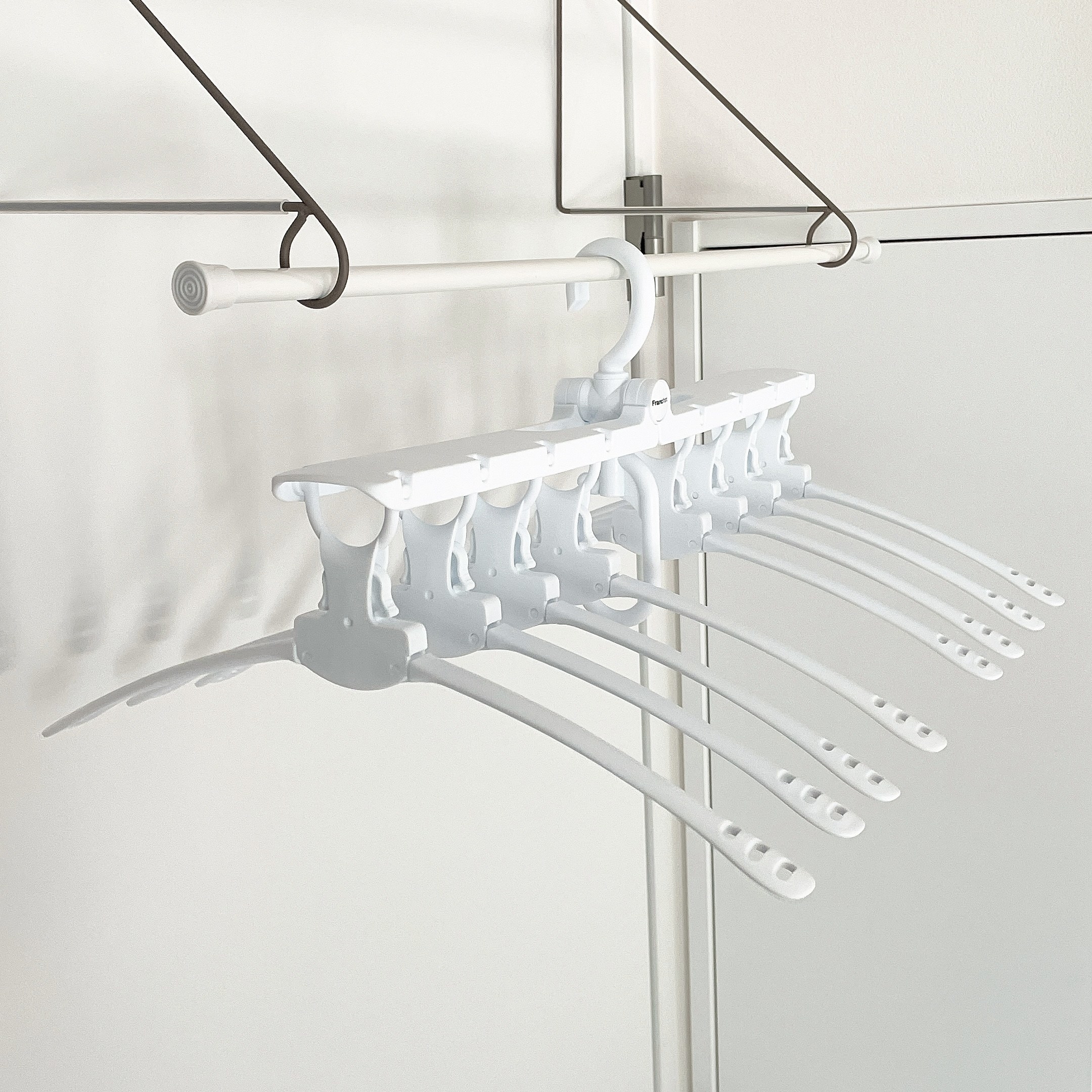 フランフランのおすすめ便利グッズ「ワンタッチ8連ハンガー ホワイト」