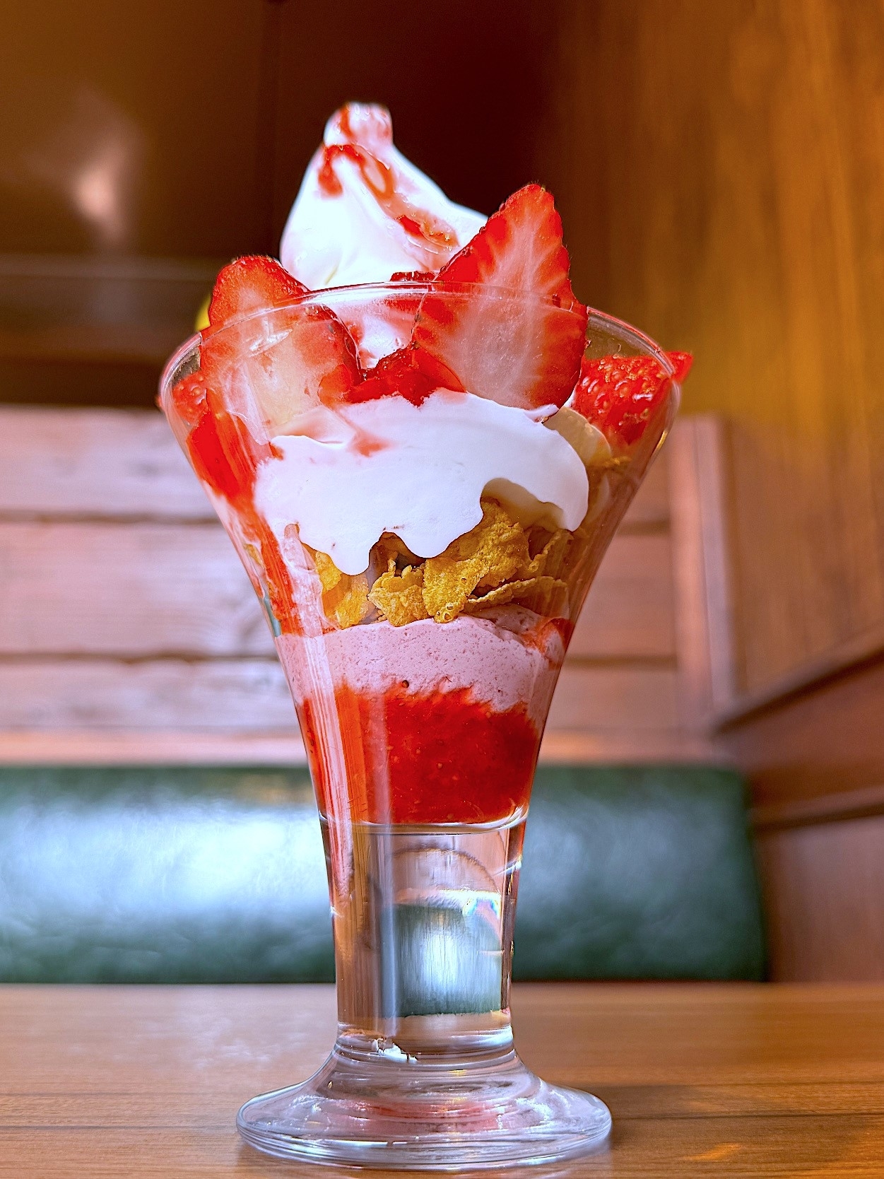 動画・画像】びっくりドンキーの「いちごパフェ」は贅沢すぎる美味しさ