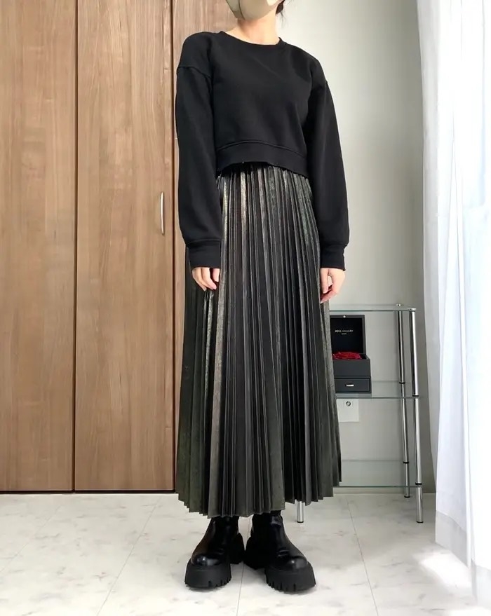 ニコアンドのオススメのスカート「CAVAメタリックプリーツスカート」