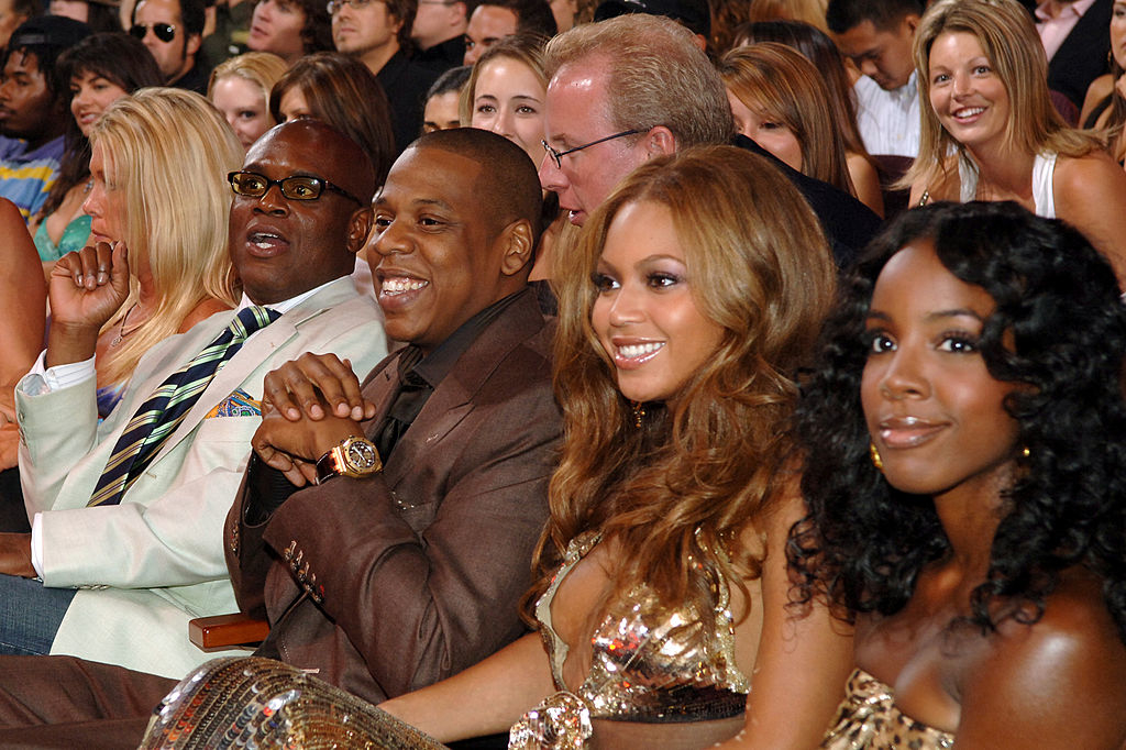 kelly, beyonce, and jay-z sitting in the audience