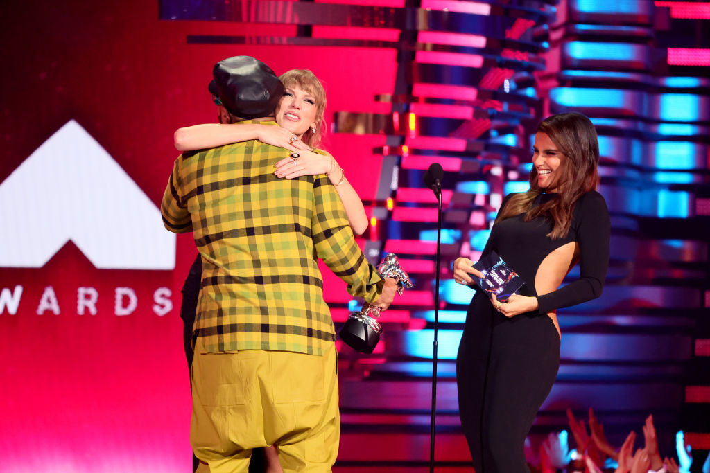 taylor swift on stage hugging timbaland while nelly furtado smiles