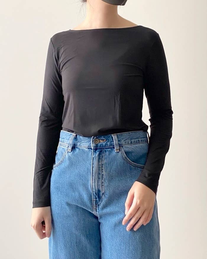 UNIQLO（ユニクロ）のおすすめインナー「エアリズムUVカットクルーネックT（長袖）」