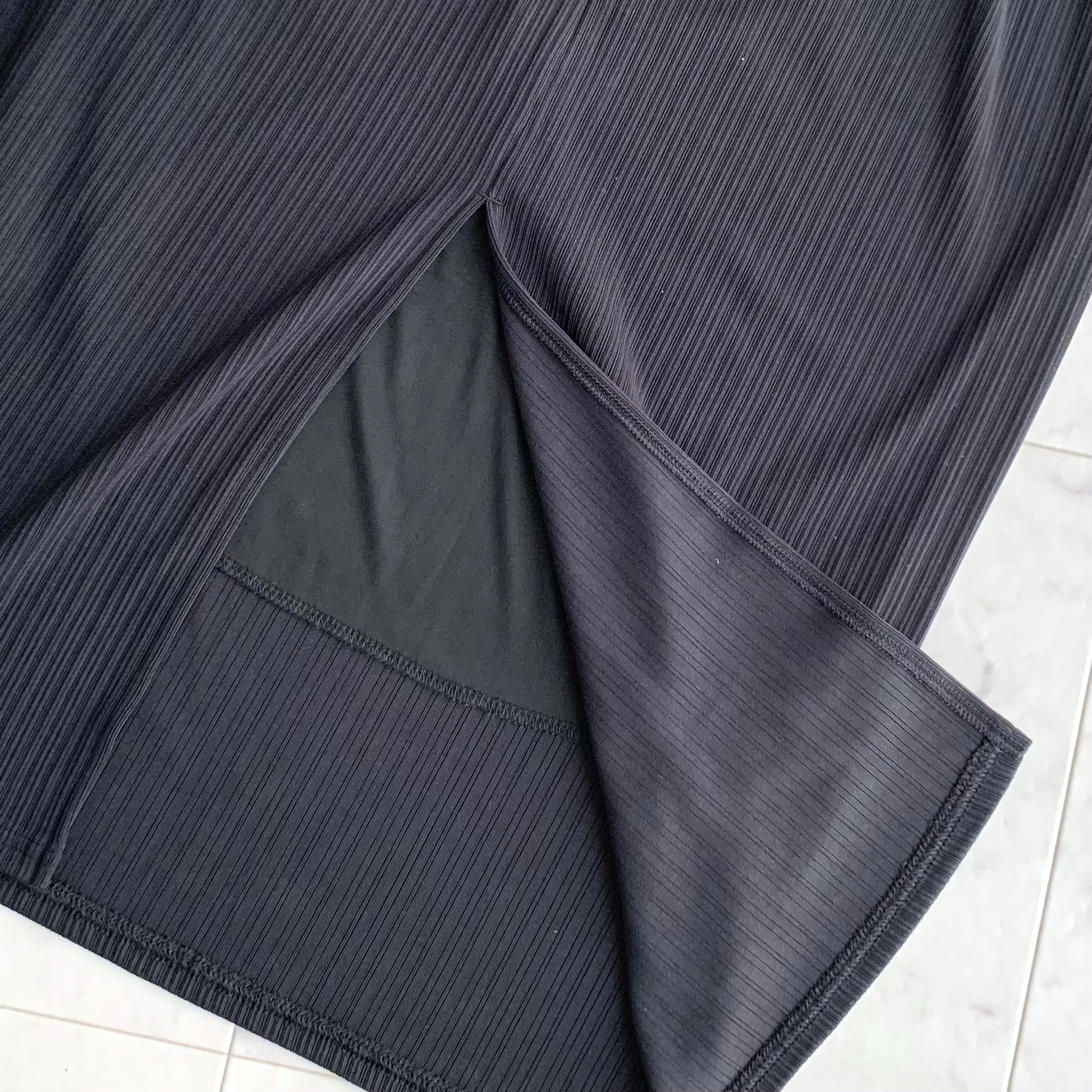 GU(ジーユー)のおすすめスカート「リブナロースリットロングスカート(丈標準83.0~90.0cm)」