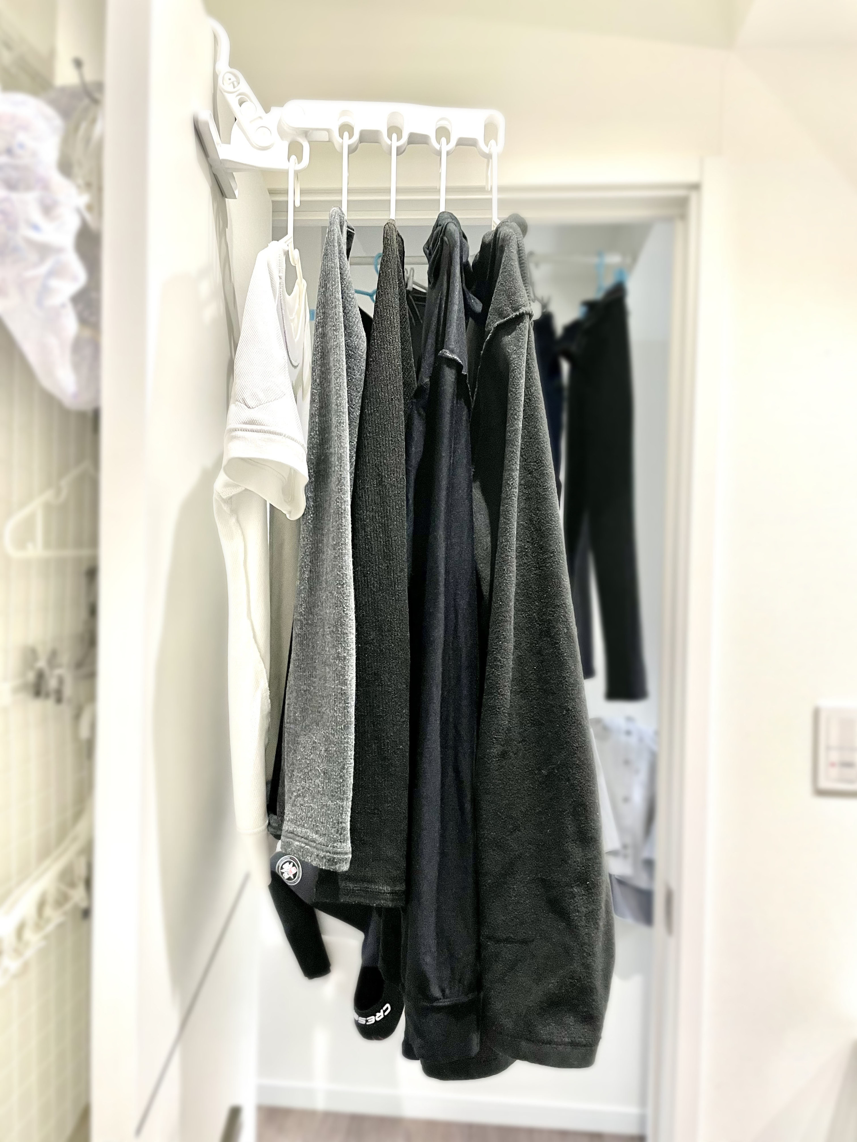 ニトリのおすすめ洗濯グッズ「室内干しシャツハンガー5連フック（ミル）」