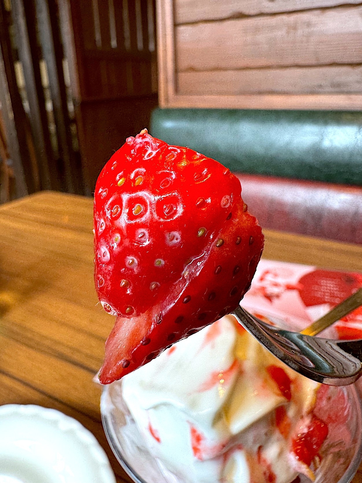 びっくりドンキー】好きなもの全部入りじゃん…！イチゴづくしの「贅沢