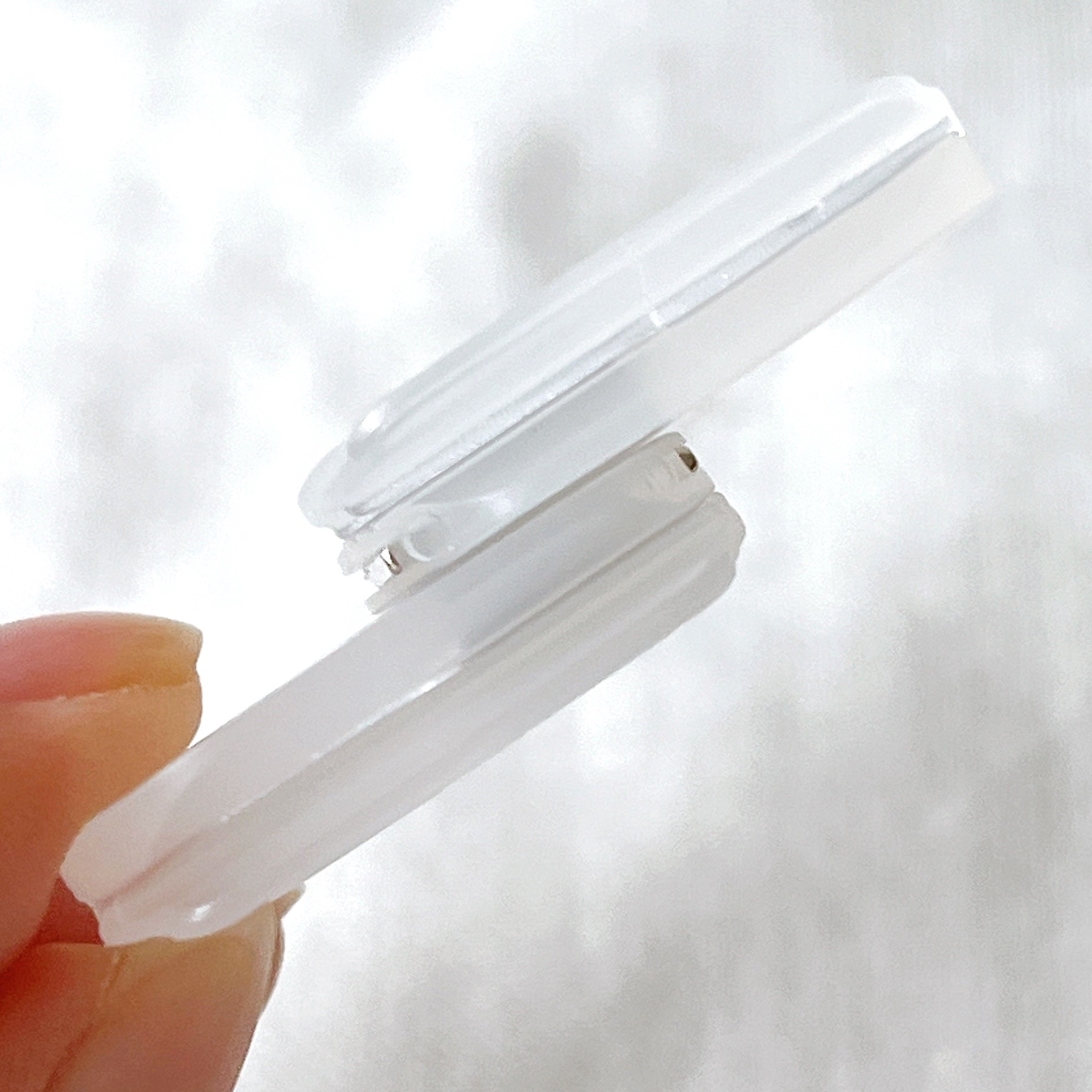 ニトリでオススメのグッズ「すき間防止 マグネットクリップ 2組入り」