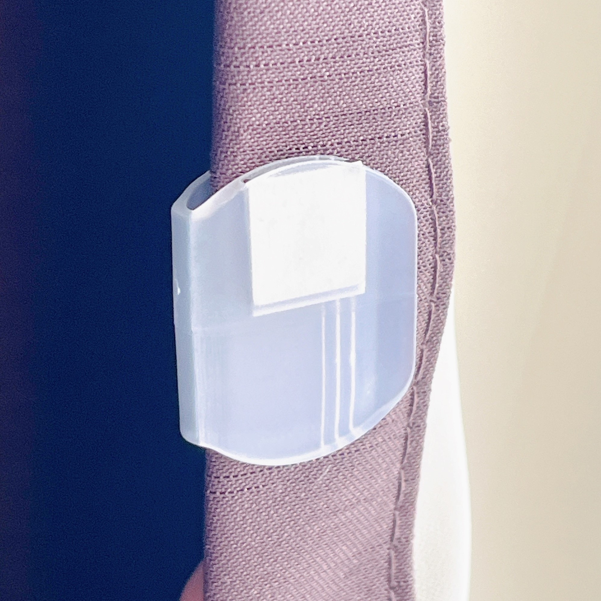 ニトリでオススメのグッズ「すき間防止 マグネットクリップ 2組入り」