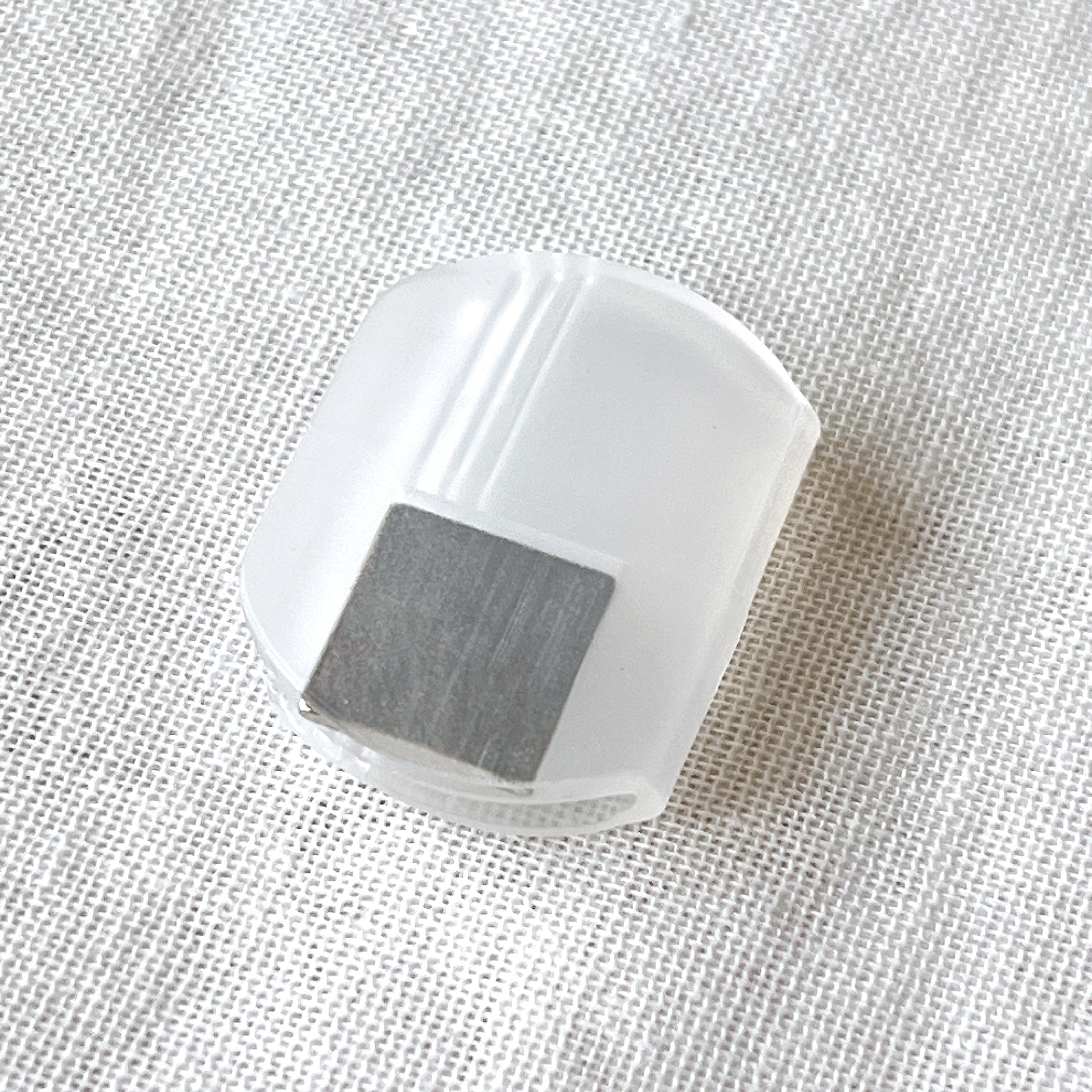 ニトリでオススメのグッズ「すき間防止 マグネットクリップ 2組入り」