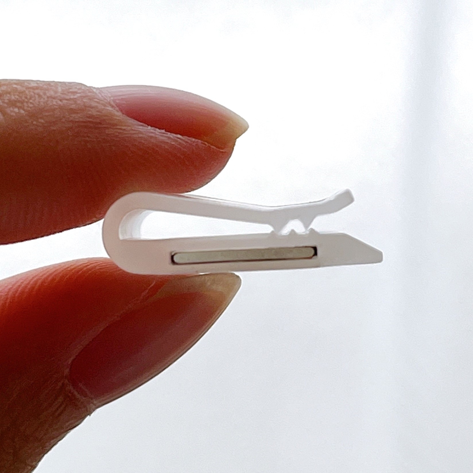 ニトリでオススメのグッズ「すき間防止 マグネットクリップ 2組入り」