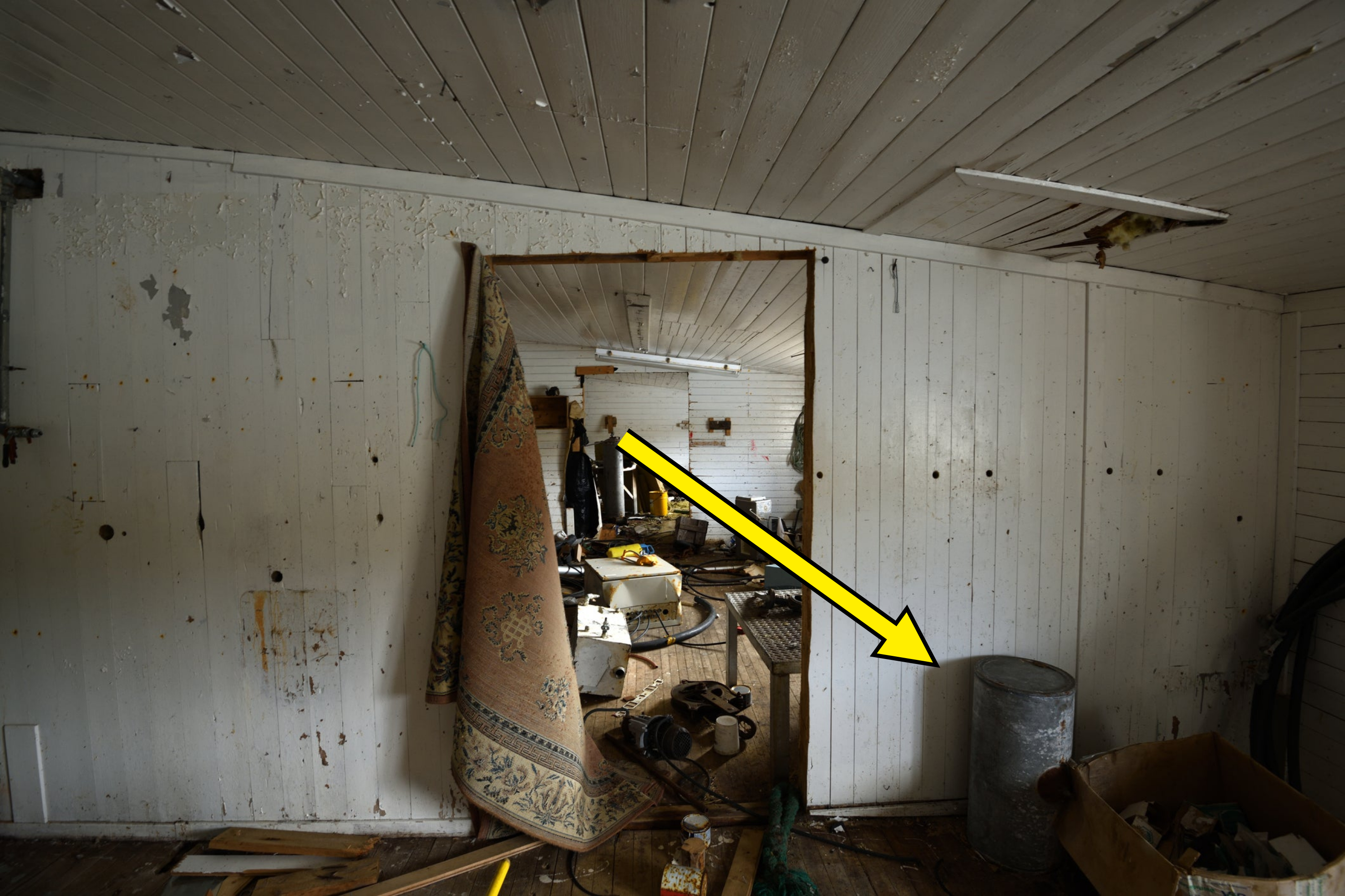 An arrow pointing to a barrel in a garage