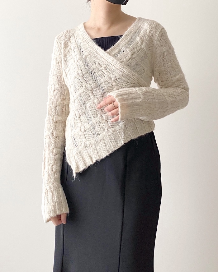 ZARAのオススメのセーター「アシメトリークロップド ニットセーター」