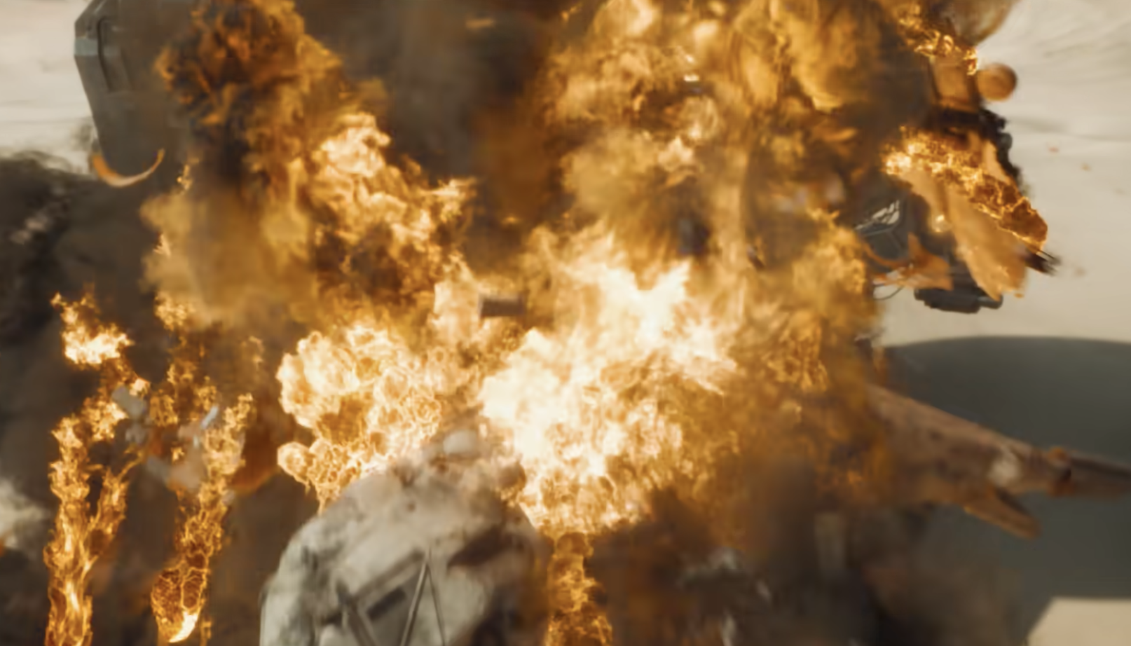 Explosión intensa con escombros en una escena de acción de película o serie de televisión