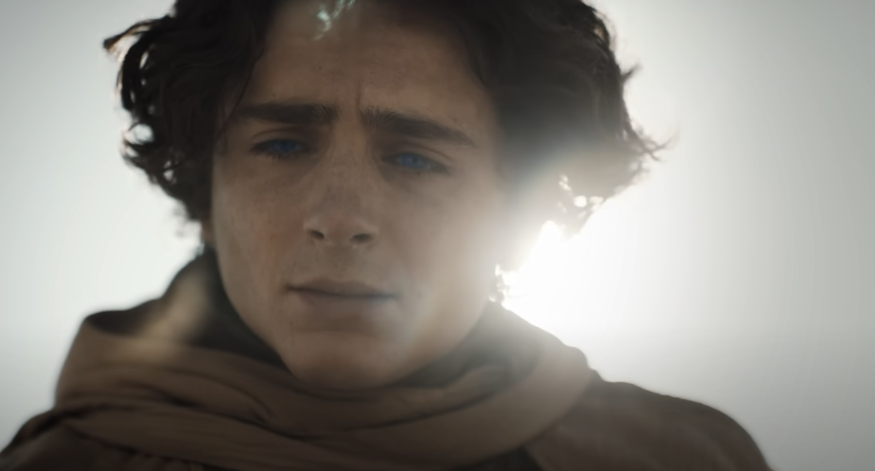 Primer plano de Timothée Chalamet como Paul Atreides en "Dune", con expresión pensativa