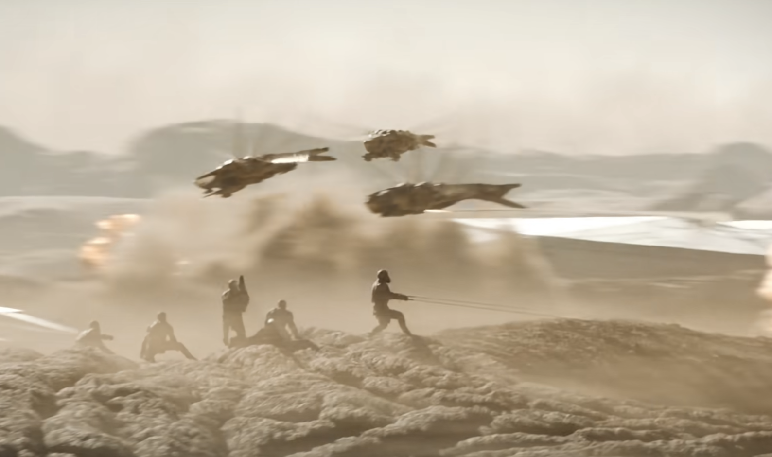 Escena de acción de &quot;Star Wars&quot; con soldados corriendo y naves volando cerca del suelo