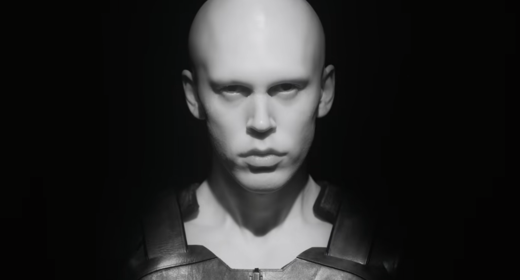 Primer plano de un personaje androide de la serie "Westworld" llamado Bernard, con expresión seria