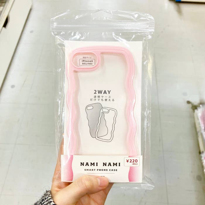 CanDo（キャンドゥ）のおしゃれiPhoneケース「なみなみケース ピンク」