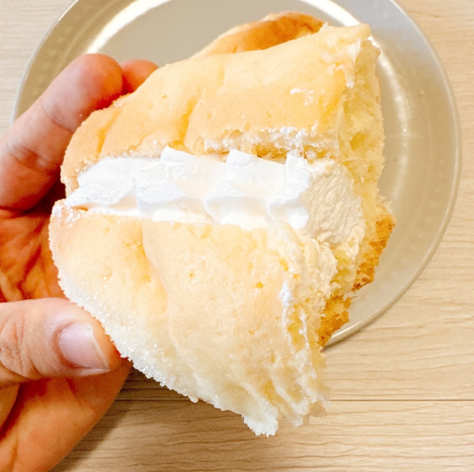 FamilyMart(ファミリーマート)のおすすめパン「ホイップメロンパン」