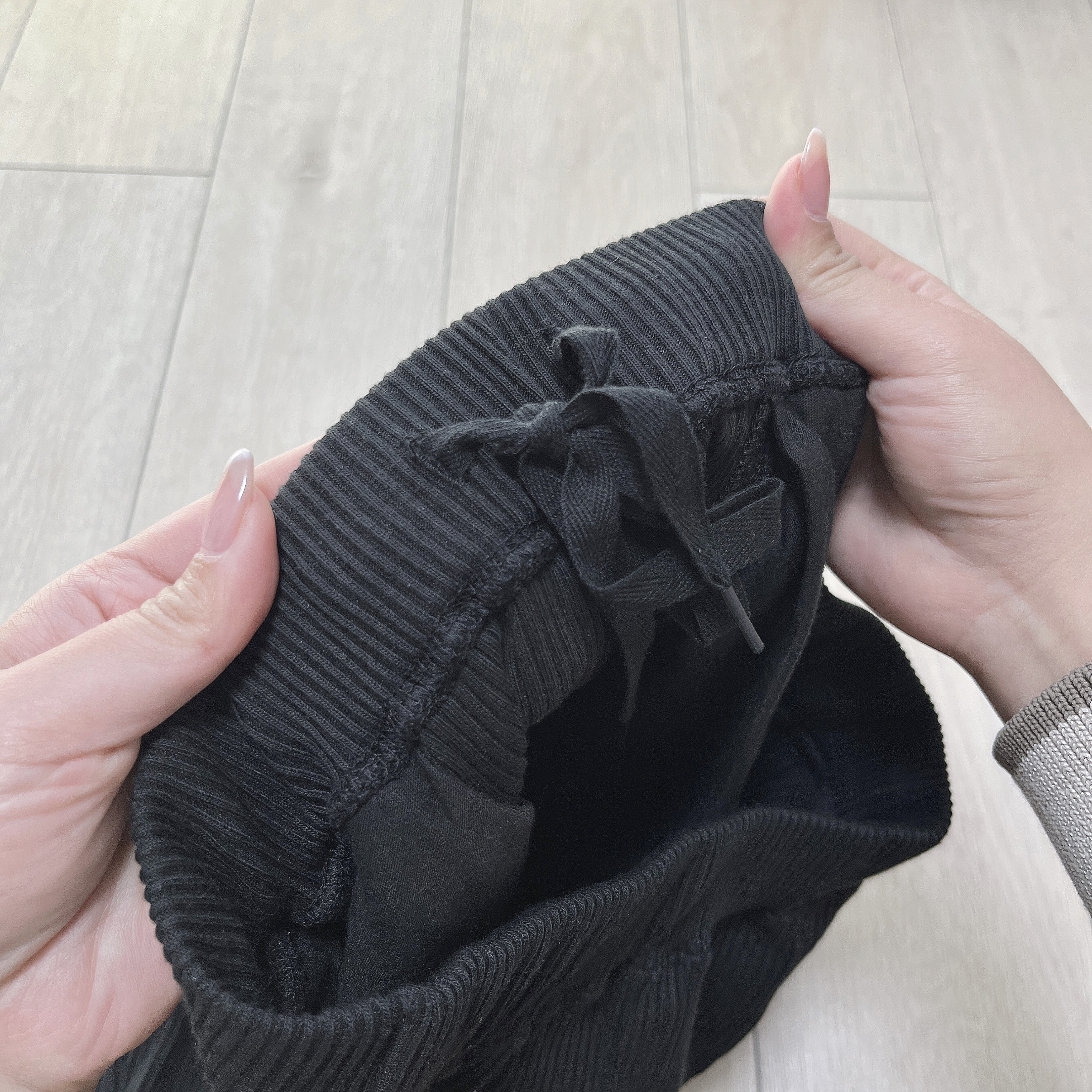 ニコアンドのおすすめボトムス「セルフカットリブパンツ」