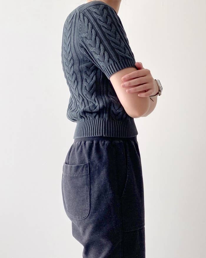 GU（ジーユー）のおすすめトップス「ケーブルクルーネックセーター（半袖）」