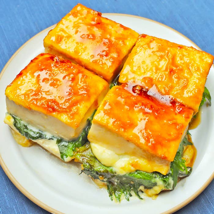 チーズを挟んだ豆腐が皿に盛られている。