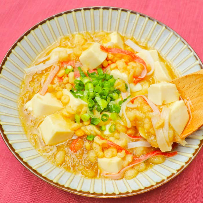 豆腐と野菜が入った和風の煮物が盛られたお皿。
