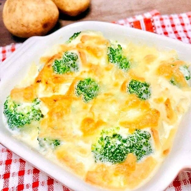 ブロッコリーとチーズのグラタンが白い皿に盛られている。