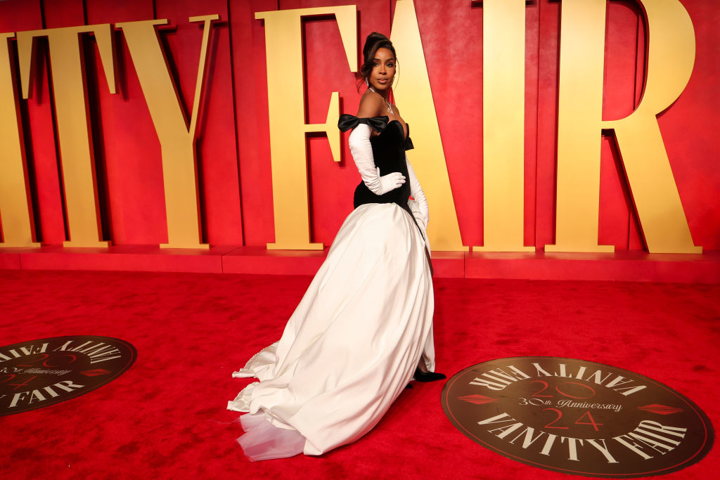 Kelly in a white and black gown at the Vanity Fair event