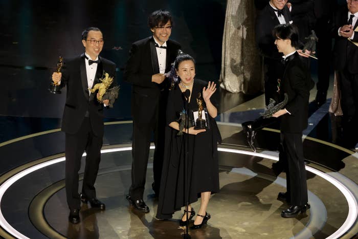 Masaki Takahashi, Takashi Yamazaki, Kiyoko Shibuya, and Tatsuji Nojima accept the Best Visual Effects Oscar