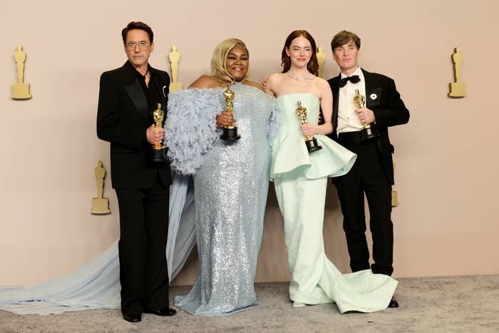 Da&#x27;Vine, Robert, Emma, and Cillian posing with their Oscars