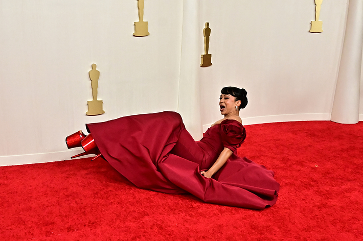 Liza Koshy falling at the Oscars