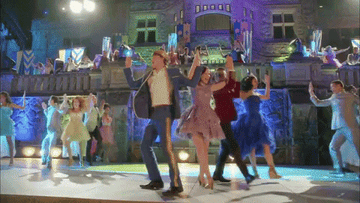 Escena de baile de Descendientes con los personajes Mal y Ben bailando entre un grupo