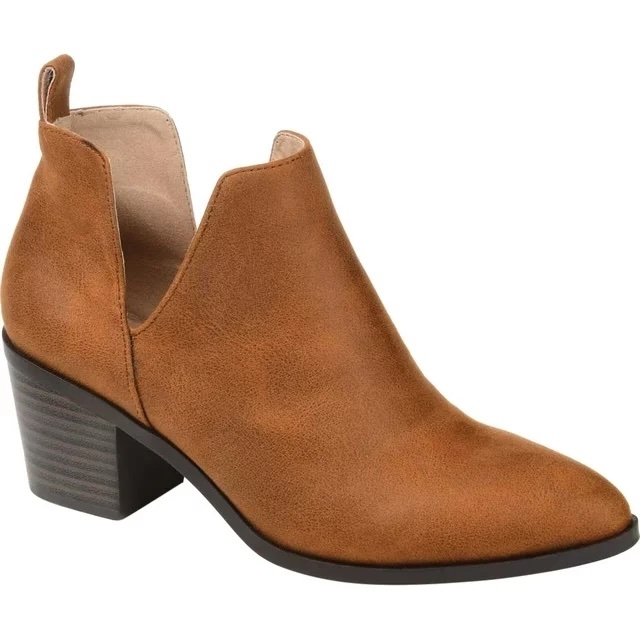Woman&#x27;s ankle boot with a low, stacked heel and smooth upper, suitable for versatile styling