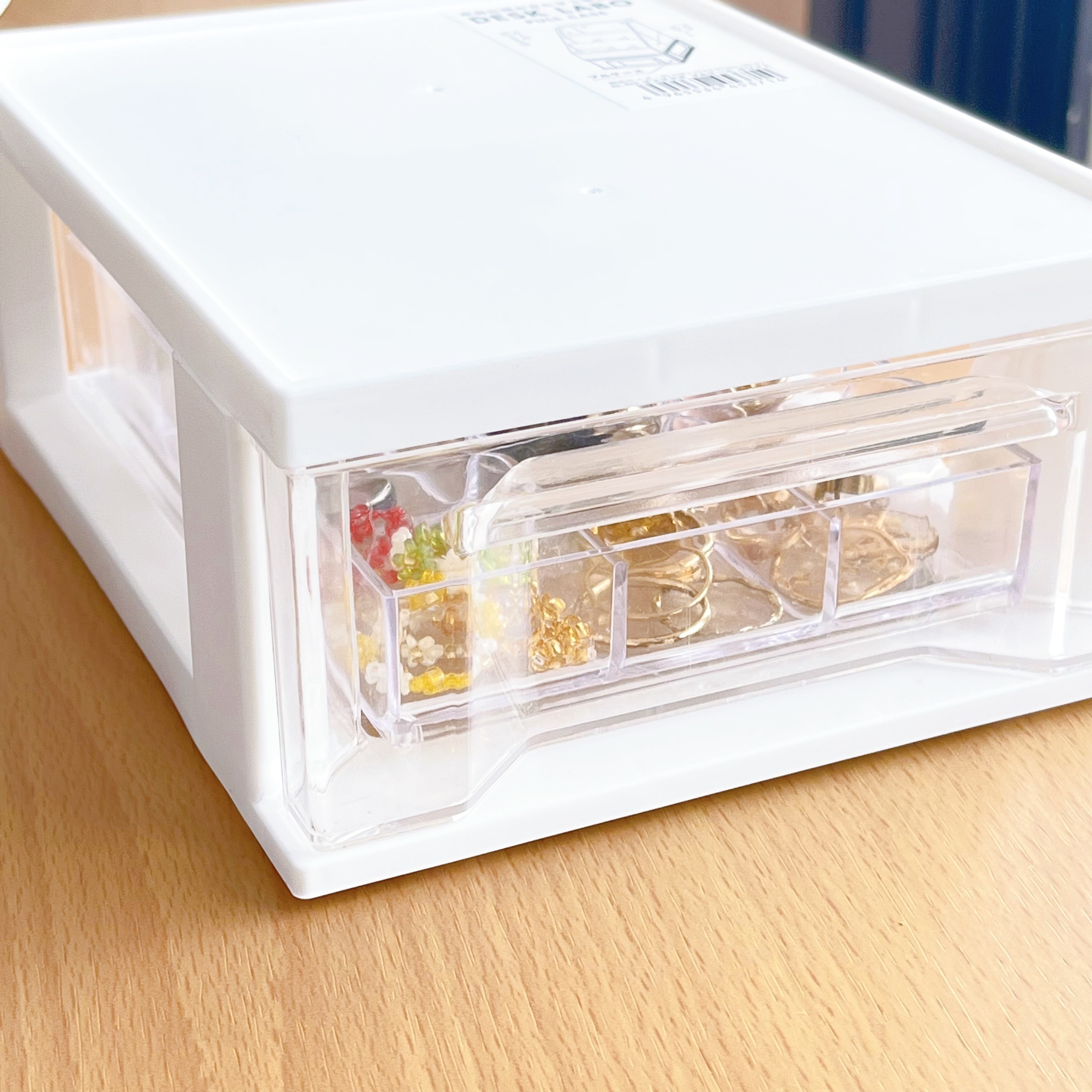 DAISO(ダイソー)のおすすめ小物整理グッズ「デスクラボ プルケースホワイト」「デスクラボ トレー9マス」